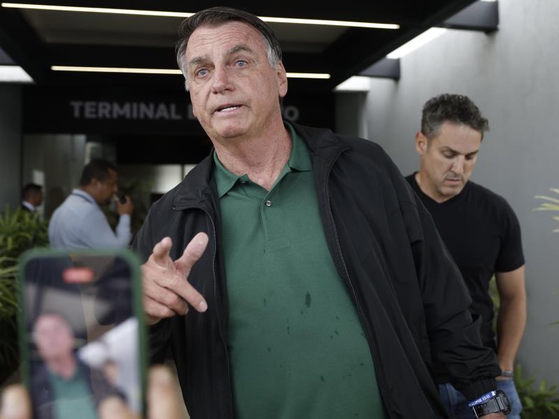 Em meio a julgamento, Bolsonaro critica Justiça nas redes