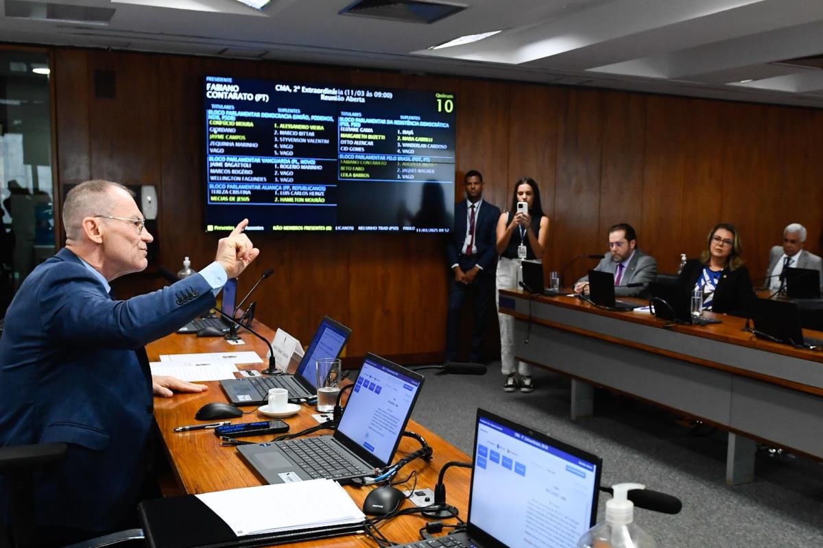 À mesa, presidente da CMA, senador Fabiano Contarato (PT-ES), conduz reunião.
