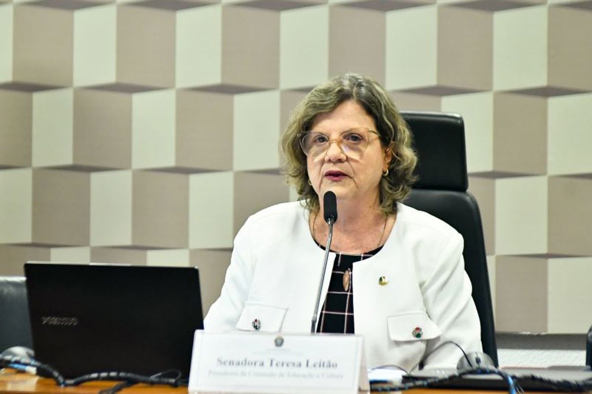 A senadora Teresa Leitão (PT-PE) preside a Comissão de Educação e Cultura do Senado.