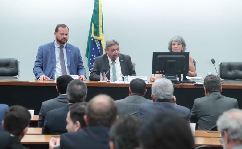 Comissão desloca votação do Orçamento de 2025 para sexta-feira