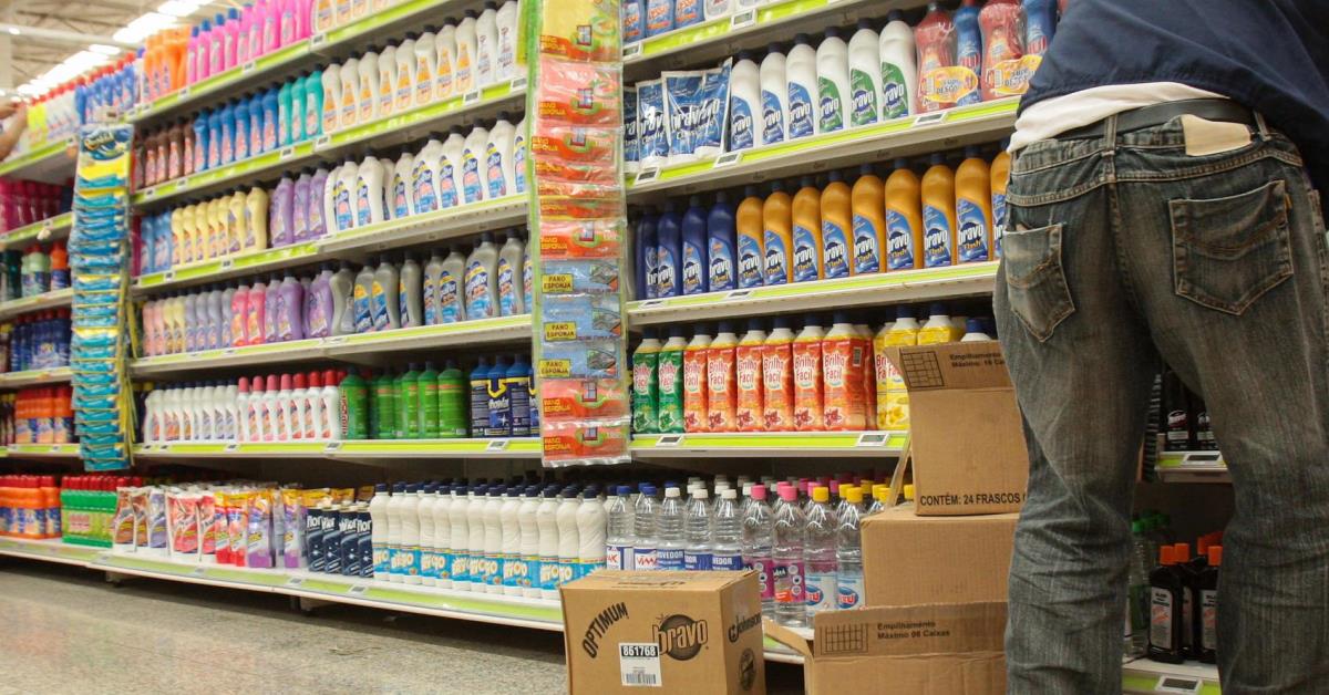 Consumo das famílias cai 4,25% em fevereiro, aponta Abras