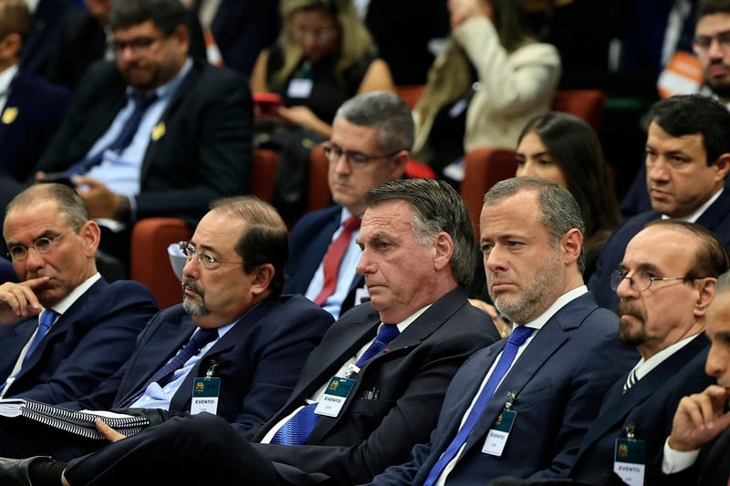 José Luis Oliveira Lima é o primeiro à esquerda na foto. Bolsonaro e advogados dos acusados acompanham julgamento