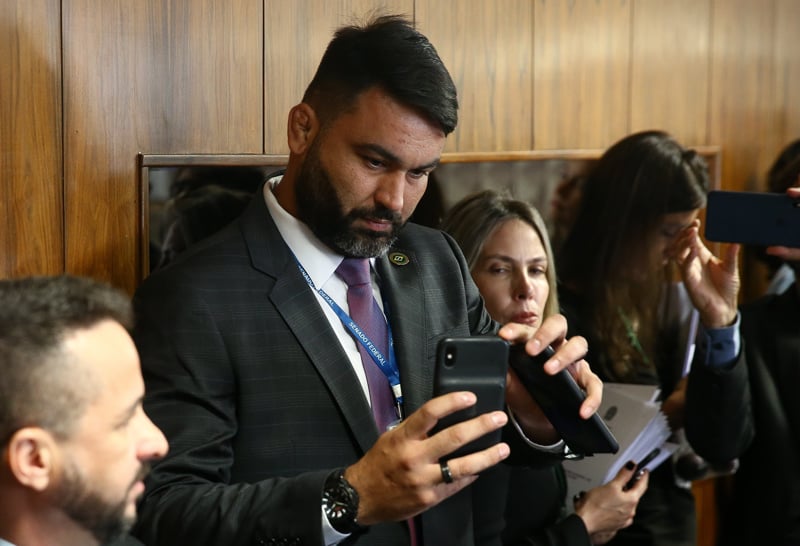 Primo dos filhos de Bolsonaro diz que pediu asilo por temer ser preso após os atos de 8 de janeiro.