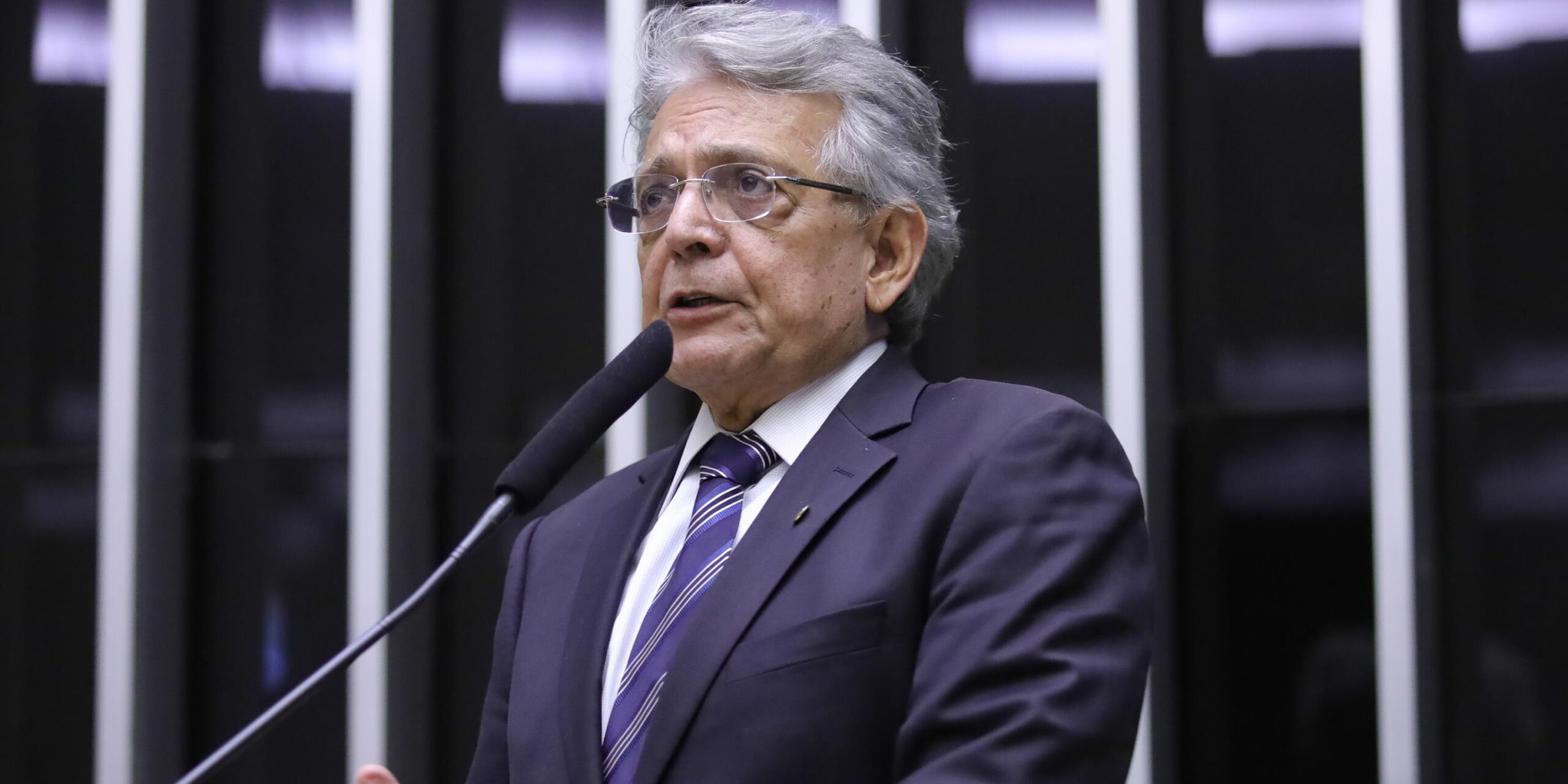 Deputado propõe compensar Estados e municípios por isenção ao IR