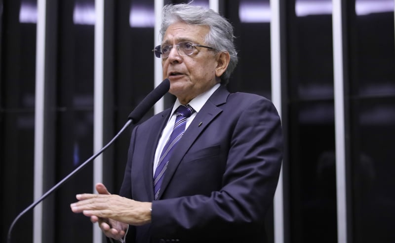 Proposta visa evitar queda na arrecadação com a redução do IR para servidores públicos.