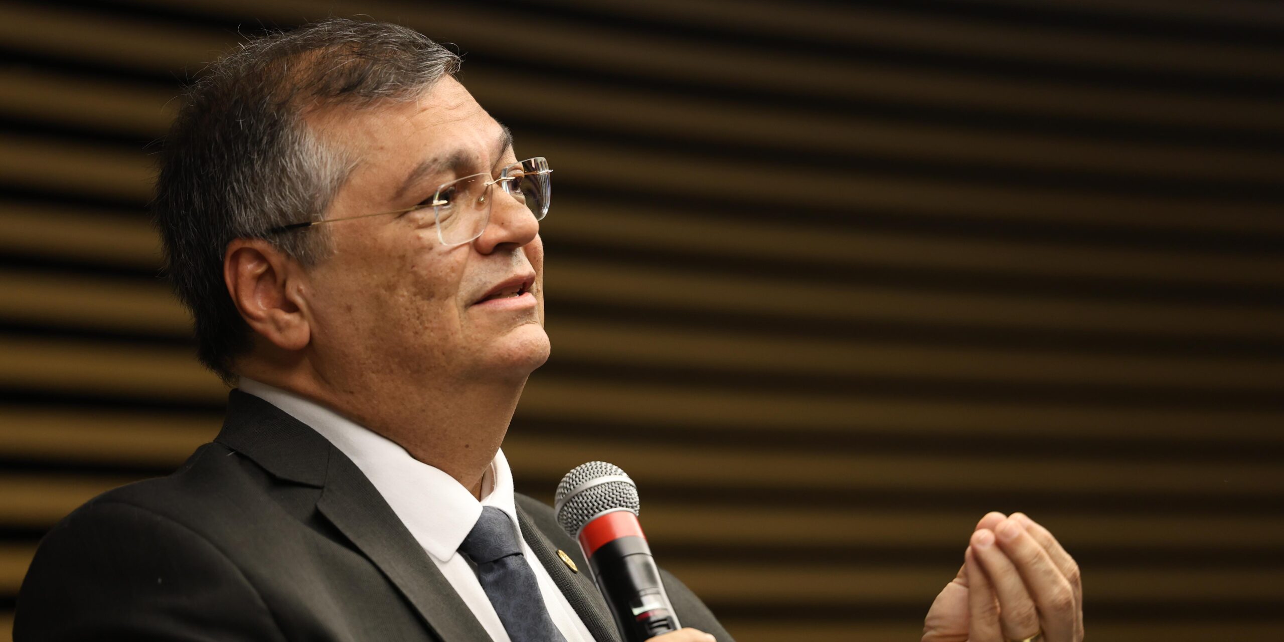 Flávio Dino acompanha relator e vota por condenação de Carla Zambelli