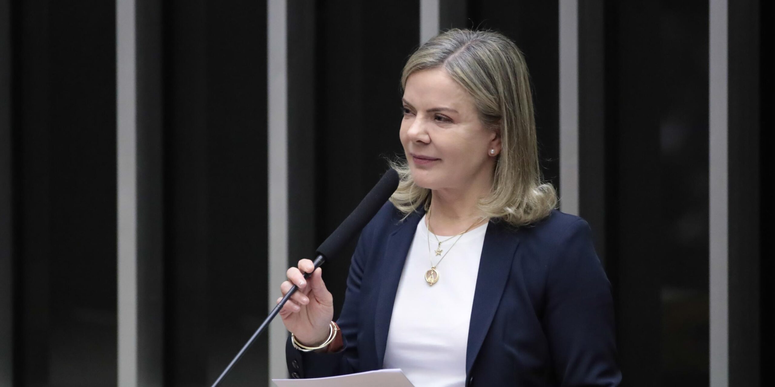 Gleisi defende Lula após comentário sobre “mulher bonita”