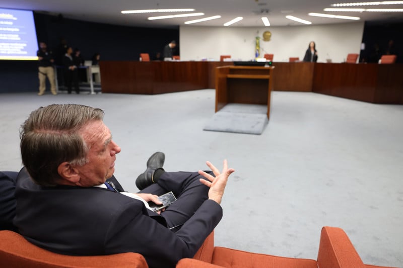 O ex-presidente Jair Bolsonaro compareceu pessoalmente para assistir ao julgamento da sua denúncia na Primeira Turma do STF