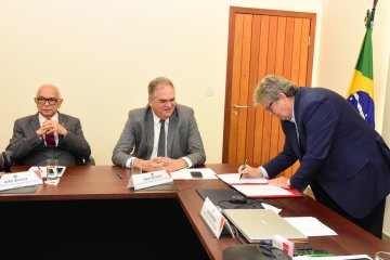 João Azevêdo sanciona a lei do reajuste dos servidores