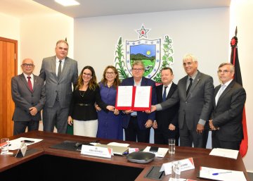 Desembargadores estiveram presentes na assinatura da lei