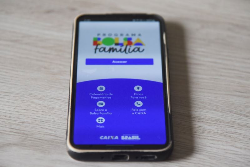 Aplicativo do programa Bolsa Família em celular.