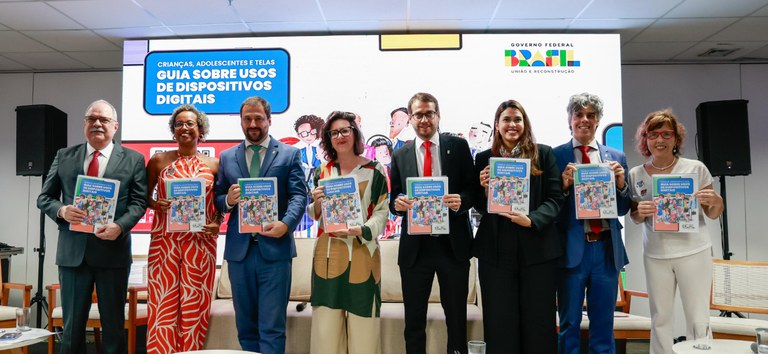 Governo Federal lança guia sobre o uso de dispositivos digitais por crianças e adolescentes