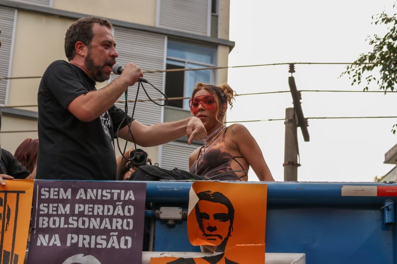 Guilherme Boulos e Erika Hilton discursam em ato em São Paulo contra anistia