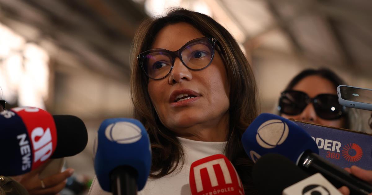 Janja chora em discurso sobre violência contra mulheres