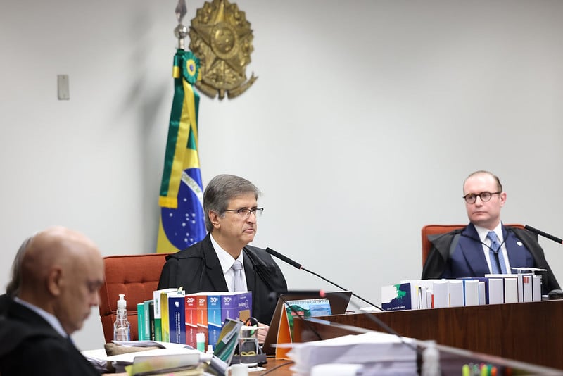 Em sentido horário: Alexandre de Moraes, Paulo Gonet e Cristiano Zanin, presidente da Primeira Turma