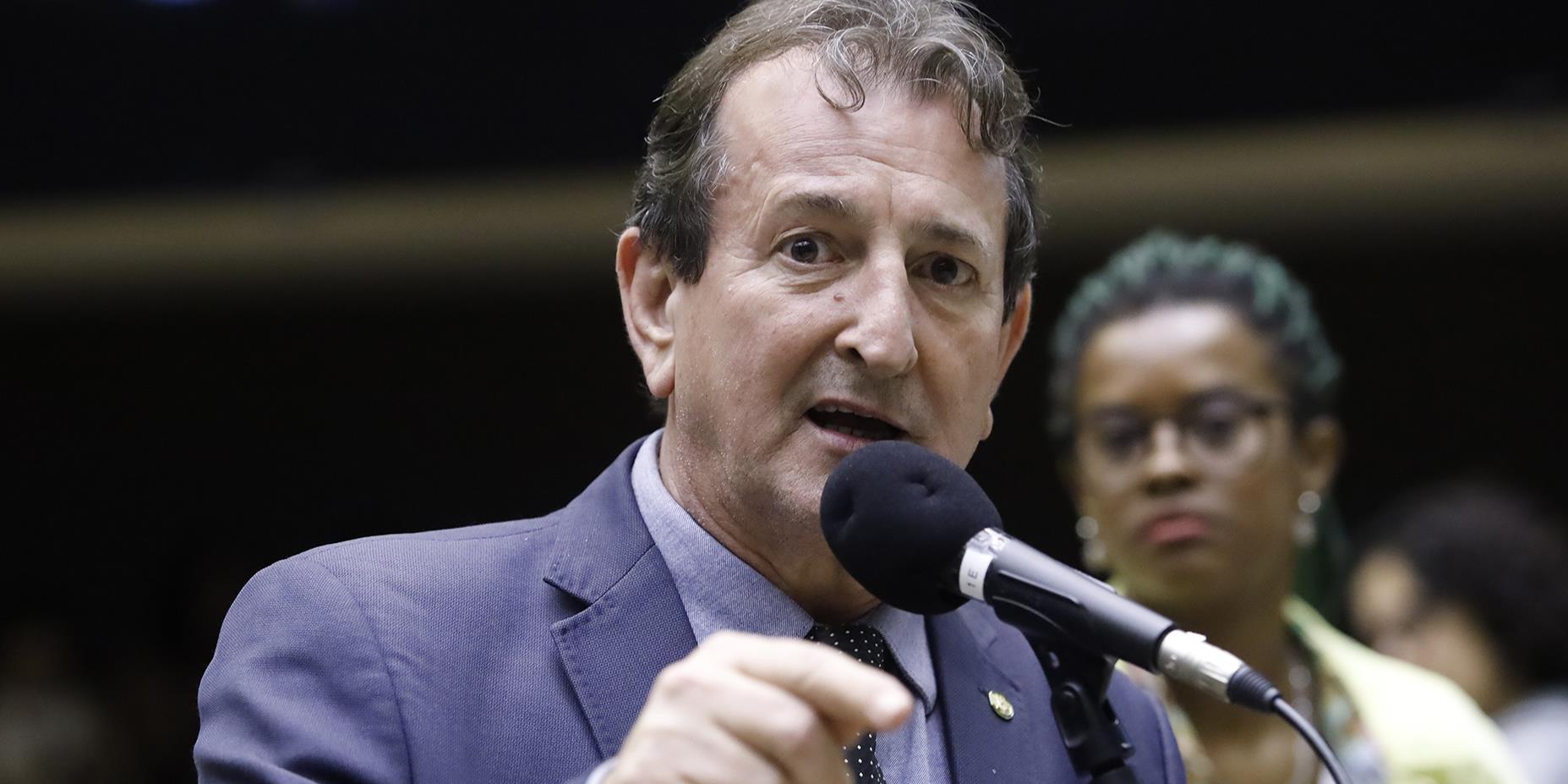 Líder da frente ambientalista propõe revisão anual do Imposto Seletivo