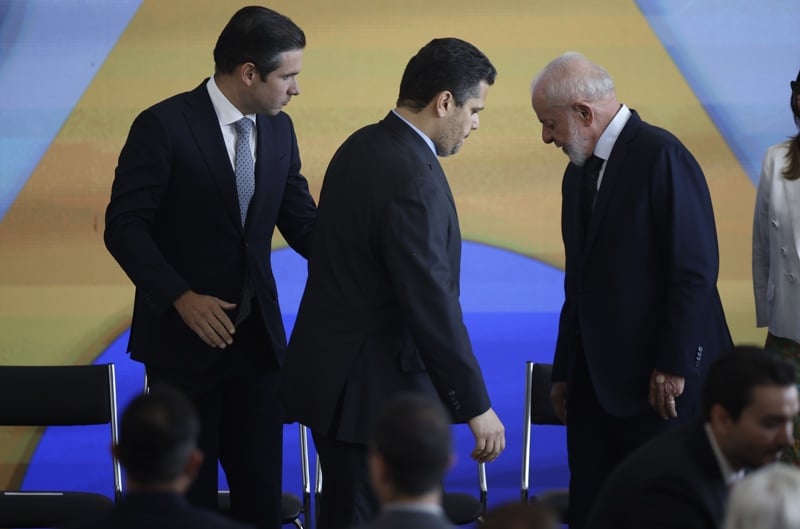 Hugo Motta (Republicanos-PB) e Davi Alcolumbre (União Brasil-AP), com Lula.