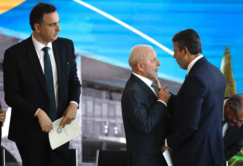 Lula entre os presidentes do Senado, Rodrigo Pacheco (PSD-MG), e da Câmara, Arthur Lira (PP-AL): 