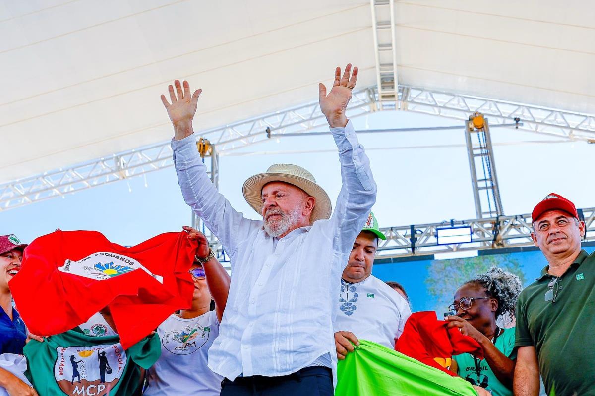 Cerimônia de entregas e anúncios para a reforma agrária.