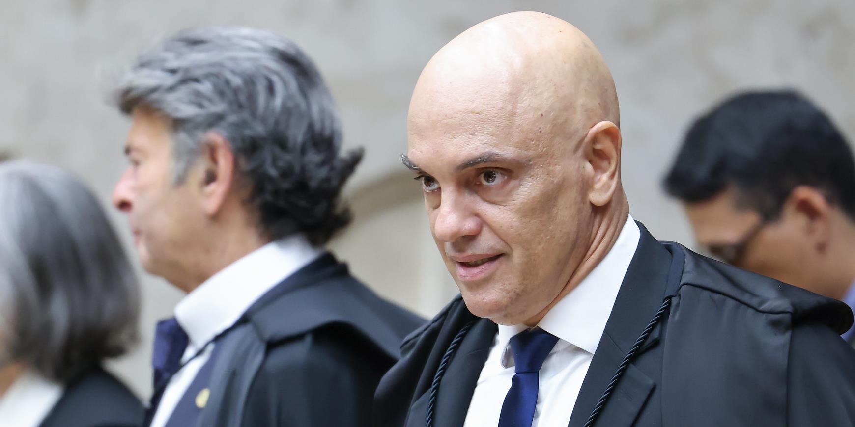 Moraes decide arquivar caso do cartão de vacina de Bolsonaro