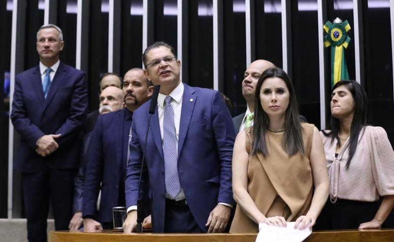 Sóstenes discursa ao lado de outros parlamentares da oposição