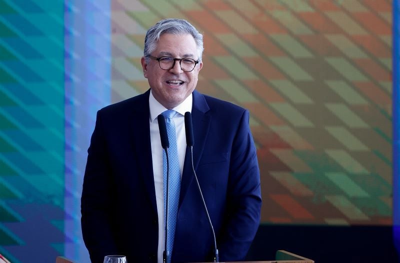 Padilha assume como ministro da Saúde e promete reduzir espera no SUS