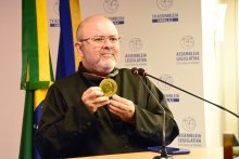 Padre George se emocionou