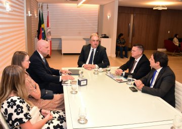 Desembargador Fred Coutinho com os líderes dos Mórmons