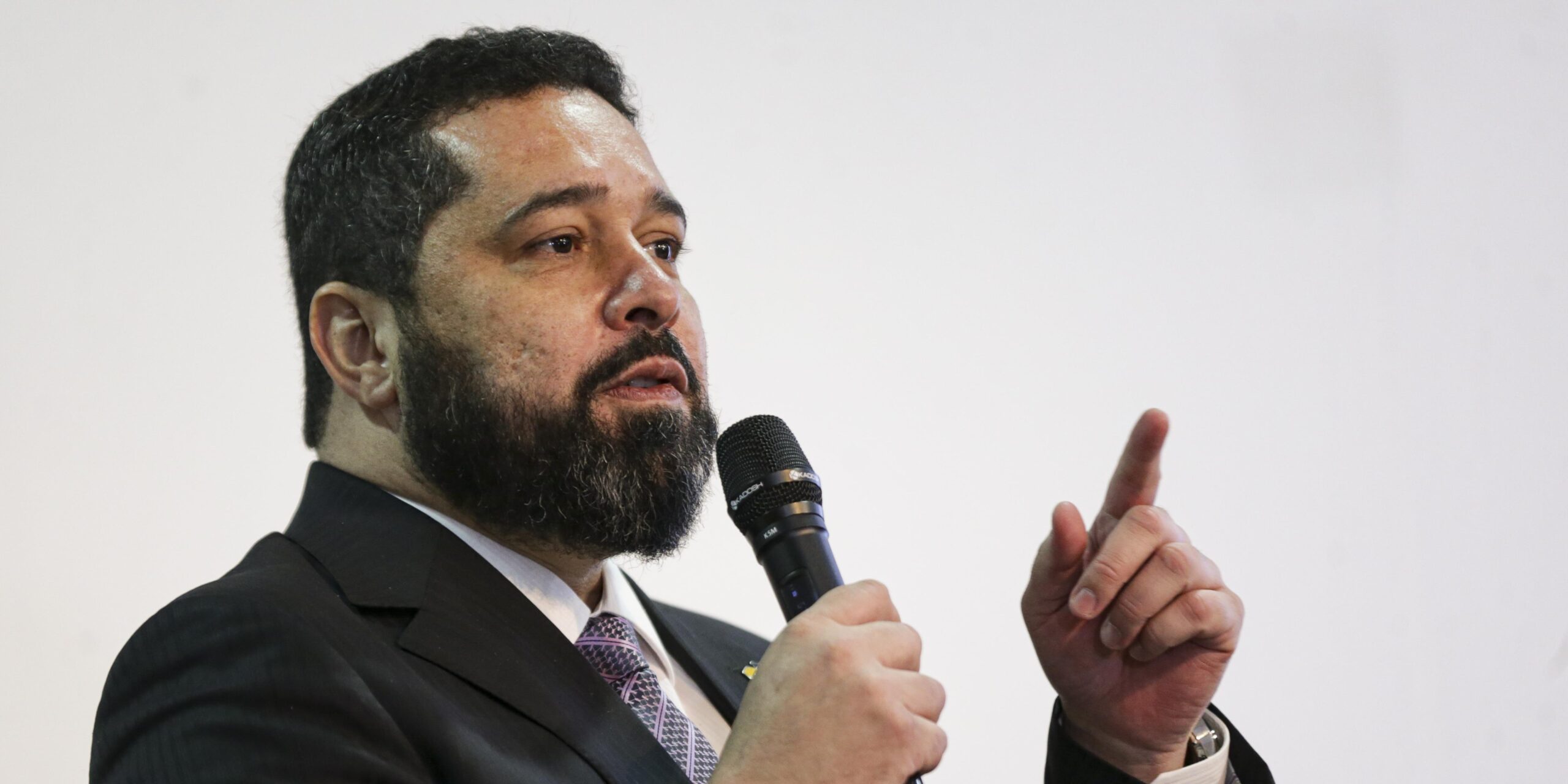 Pressão por encomenda: Os remetentes das críticas aos Correios