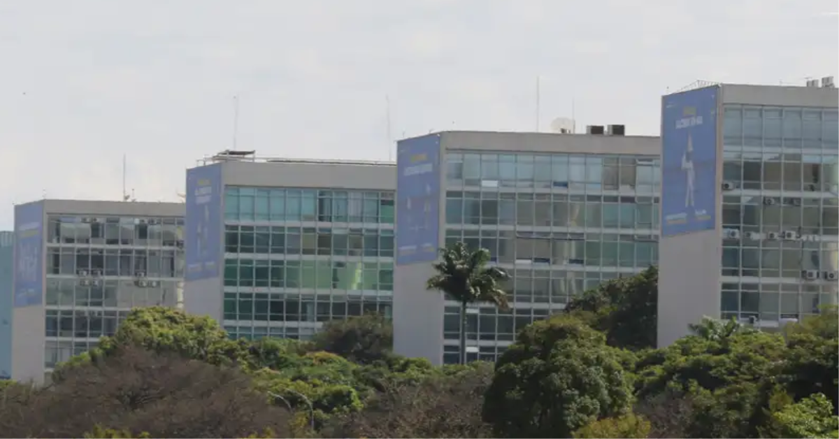 Reajuste de servidores federais será pago em maio, afirma governo