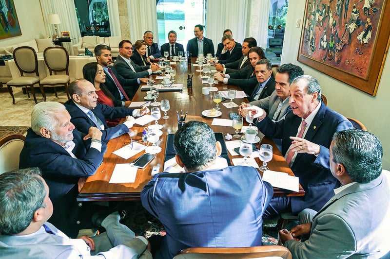 Reunião de líderes na residência oficial do presidente do Senado para definição de pauta de votações
