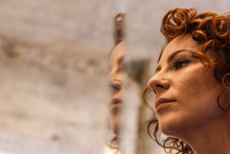 Carla Zambelli perseguiu com arma em punho jornalista na véspera do segundo turno da eleição de 2022