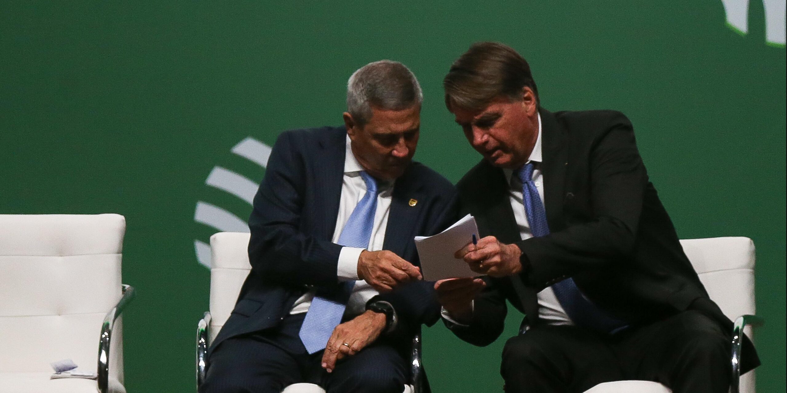 STF decidirá se Bolsonaro, Braga Netto e outros seis acusados vão se sentar no banco dos réus