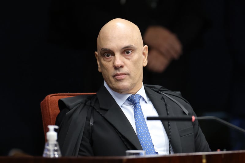 Alexandre de Moraes lê relatório sobre tentativa de golpe no STF.