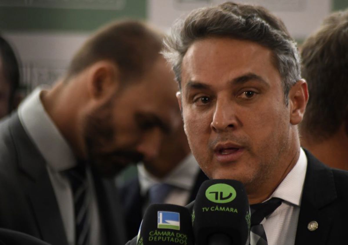 O deputado Zucco (PL-RS) é o nome cotado para assumir a Comissão de Relações Exteriores da Câmara dos Deputados, após Eduardo Bolsonaro (PL-SP) anunciar que ficará nos Estados Unidos