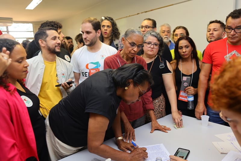 Ministra do Meio Ambiente, Marina Silva lidera a ala governista da Rede, em contraposição ao grupo de Heloísa Helena, que defende rompimento com o governo