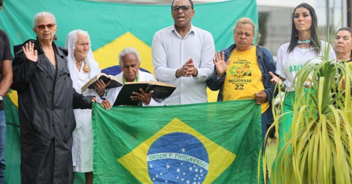 Apoiadores de Bolsonaro fazem vigília e rezam em frente a hospital
