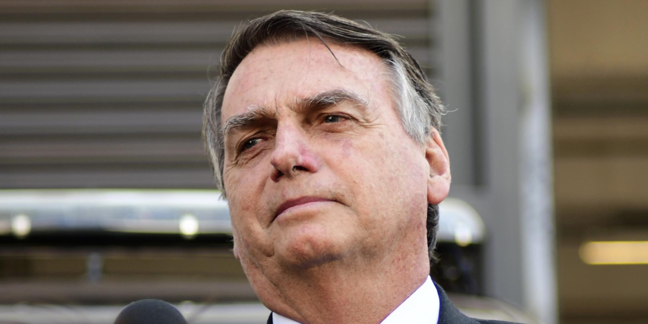 Após participar de live, Bolsonaro é intimado na UTI