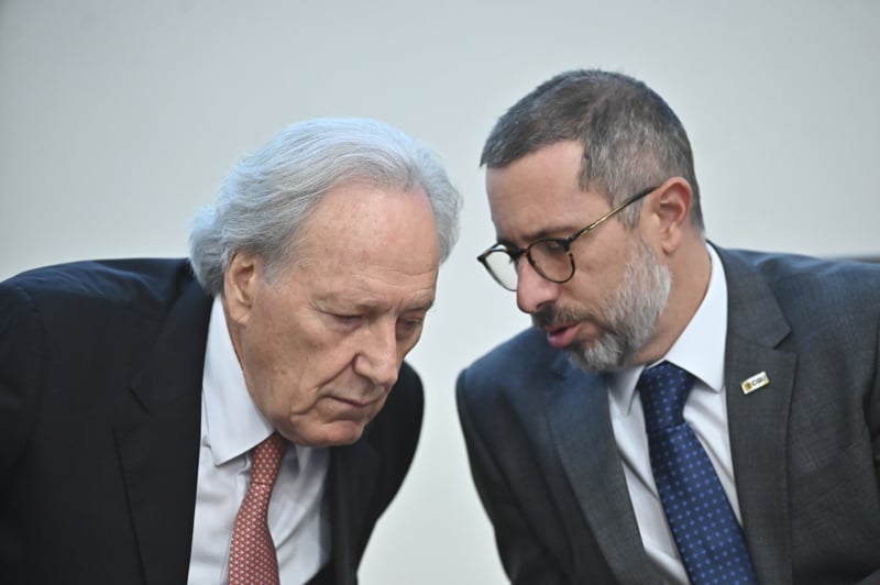 Os ministros Ricardo Lewandowski, da Justiça, e Vinicius Carvalho, da Controladoria-Geral da União, conversam durante a coletiva