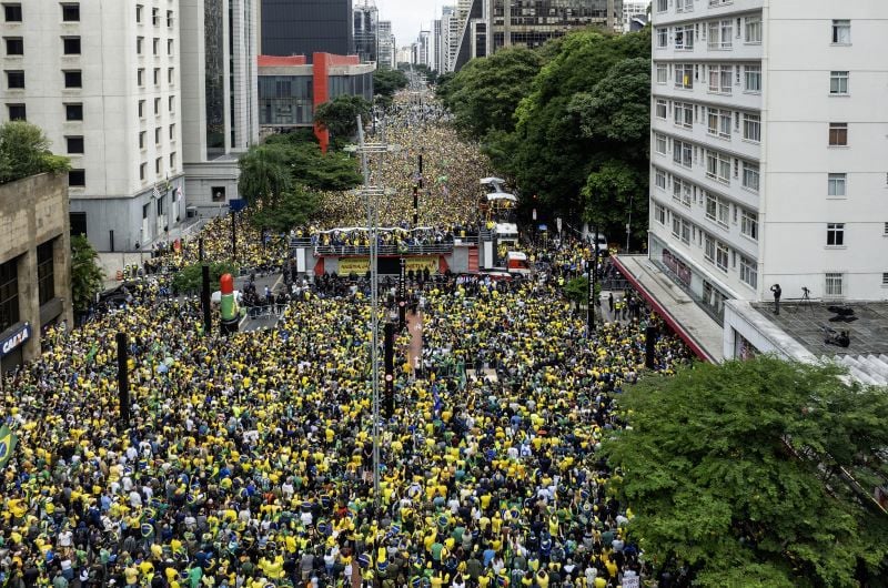 Vista aérea da Avenida Paulista durante manifestação neste domingo (6) convocada pelo ex-presidente Jair Bolsonaro.