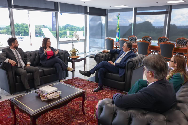Presidente do STF em audiência com Simone Tebet, Ministra do Planejamento e Orçamento do Brasil.