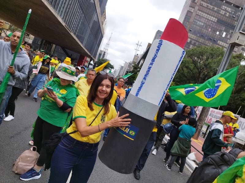 Manifestante segura réplica grande do adereço.