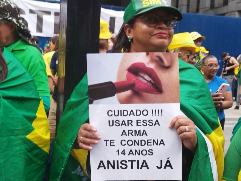 Cartaz em manifestação pró-anistia.