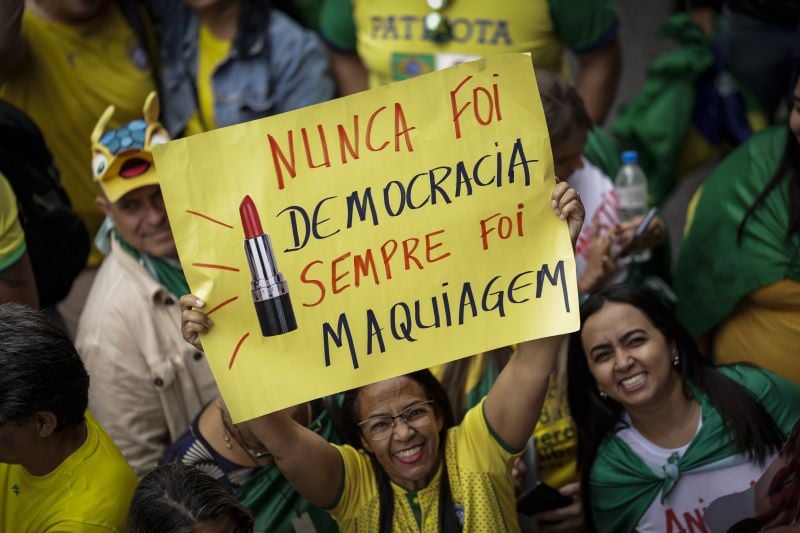 Protesto por anistia usou figura do batom como símbolo.