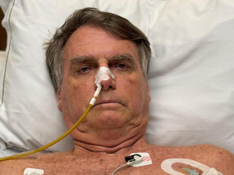 O ex-presidente Jair Bolsonaro, internado, em imagem publicada em perfil oficial nas redes sociais.