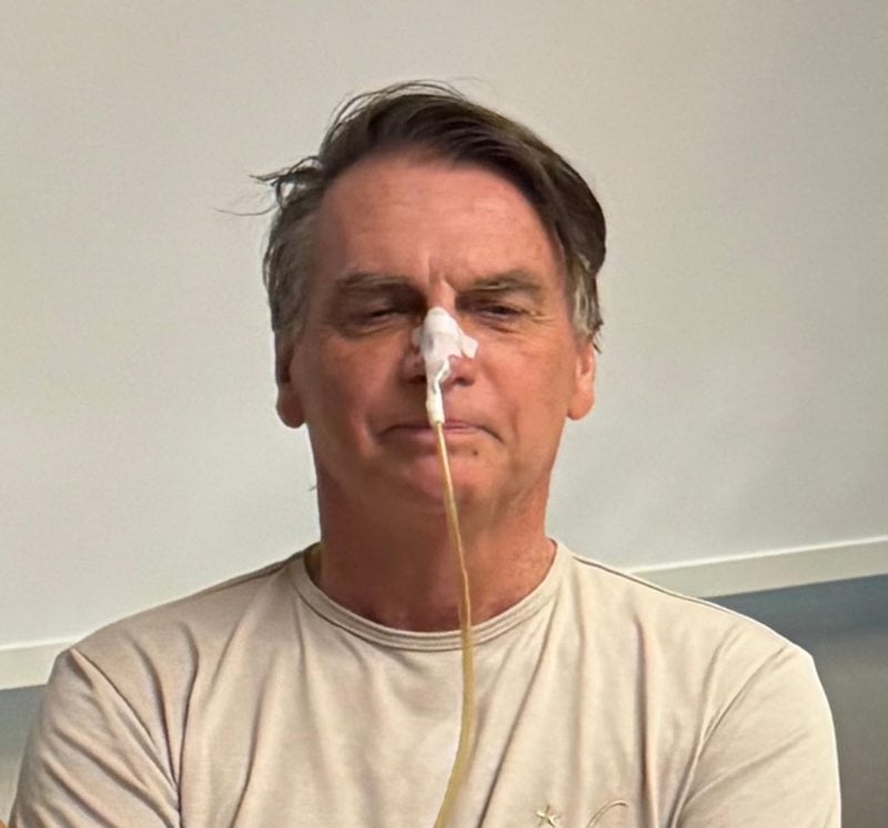 Médicos relatam melhora intestinal e envio à unidade semi-intensiva.