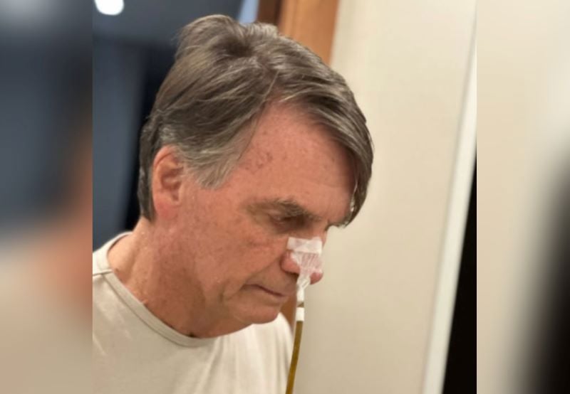 Bolsonaro no hospital, em imagem divulgada em perfil oficial de redes sociais.