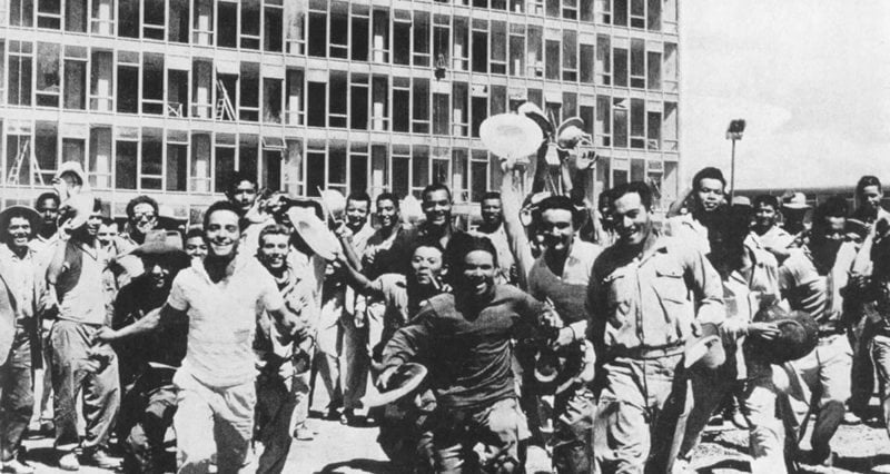 Candangos comemoram a conclusão de obras para a inauguração de Brasília: sem legislação trabalhista, jornadas superavam as 18 horas na reta final