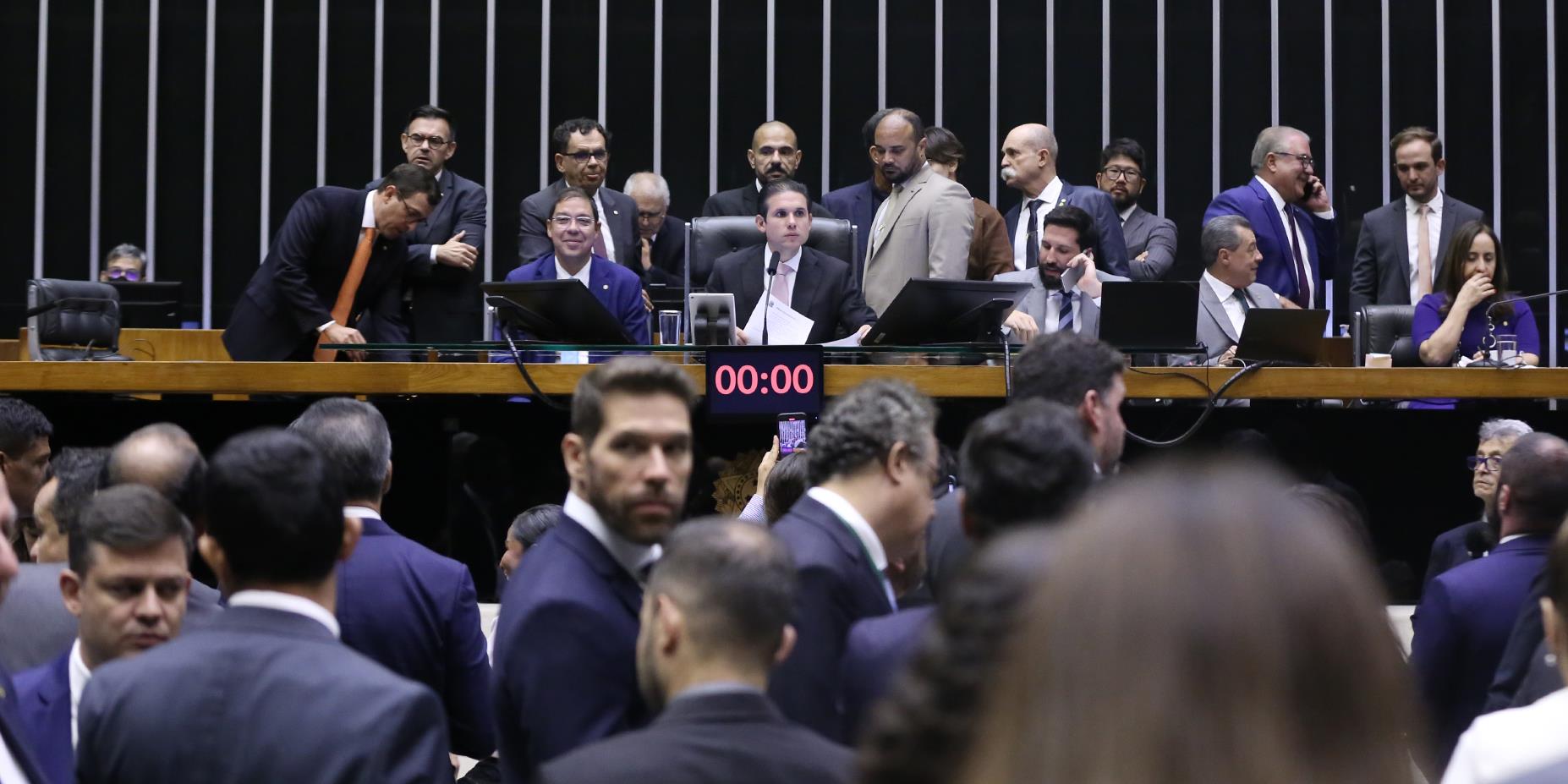 Plenário da Câmara dos Deputados durante a aprovação simbólica da Lei da Reciprocidade, nesta quarta-feira (2)