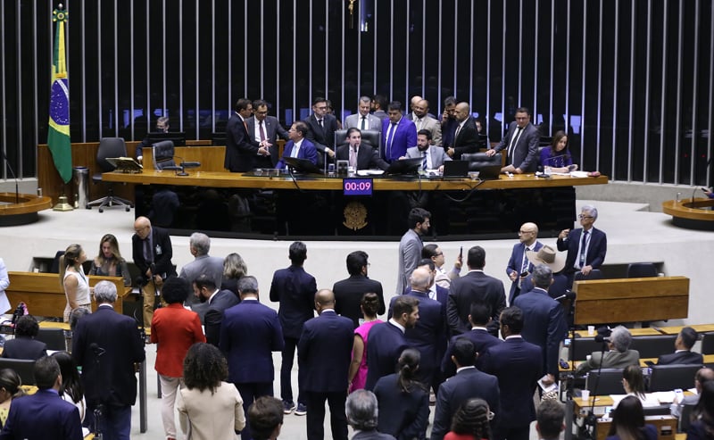 Deputados aprovam urgência de projeto que prevê retaliação a tarifas sobre produtos brasileiros.